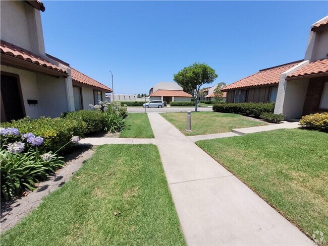 Building Photo - Cozy Townhome in Buena Park!