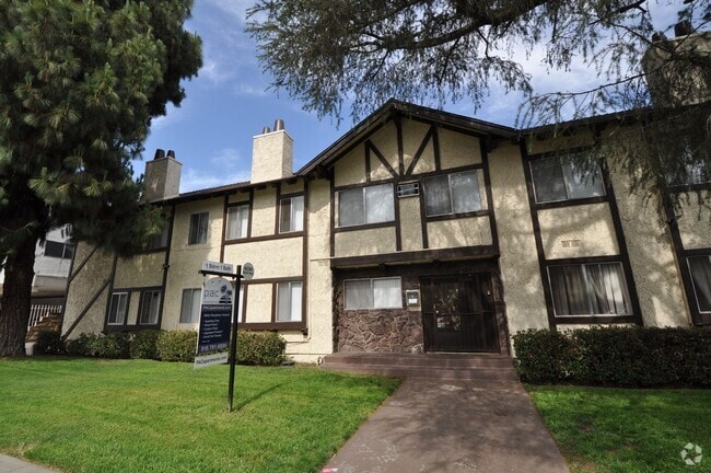 Building Photo - 6954 Woodman Ave Rental