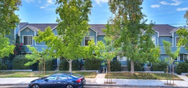 Building Photo - 2 bed / 2 bath two story in prime La Cresc... Rental