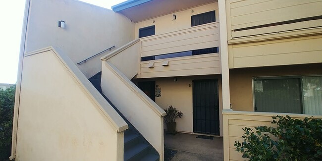 Building Photo - Bright Upstairs Studio Near Mesa College – Updated & Move-In Ready Unit O