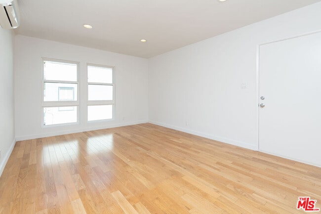 Photo - 1341 Burnside Ave Unit 3
