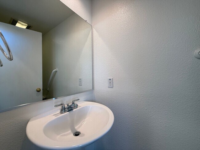 Photo - Beautiful 3B/2.5BA Home in Mira Mesa for R...