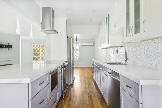 Building Photo - 1020 19th St Unit 5