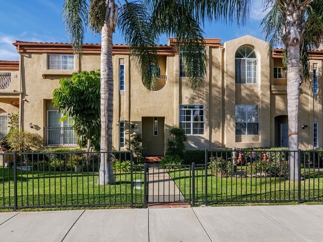 TOTALLY REMODELED, BLOCKS TO THE BEACH! - TOTALLY REMODELED, BLOCKS TO THE BEACH! Townhome