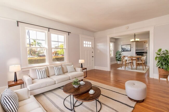Building Photo - Charming North Park 2 Bedroom with Washer/Dryer, Backyard & Parking! Unit 3042