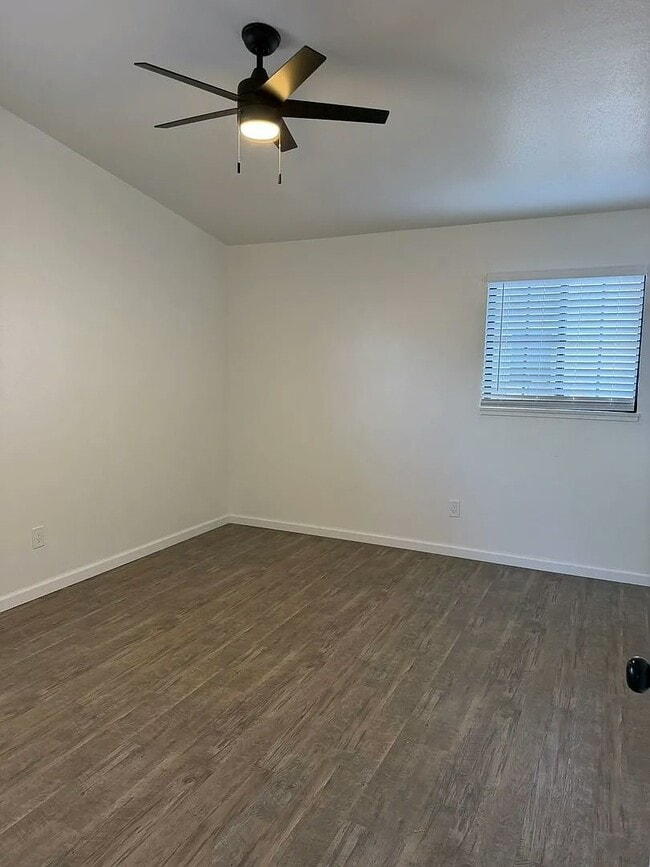 Photo - 2124 Hemlock Ave