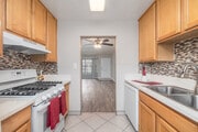 2BR, 2BA - 950SF - Kitchen - Peppertree Apartments