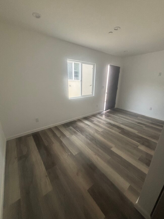 Photo - 3006 S Palm Grove Ave Unit Rear  3