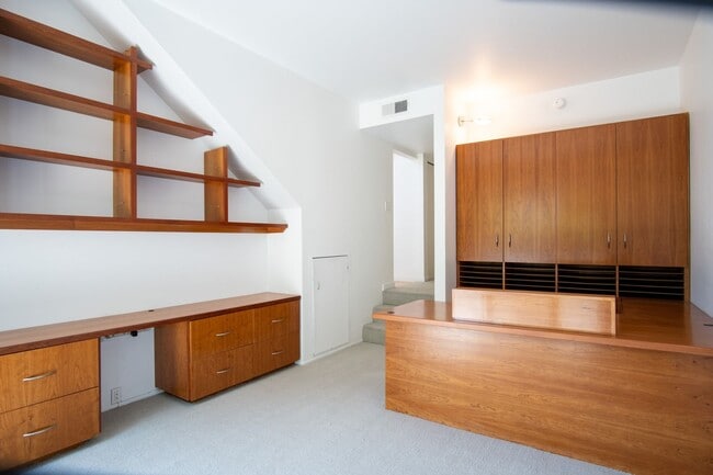 Building Photo - Architecturally Stunning 2Bed/2.5Bath Available Now!