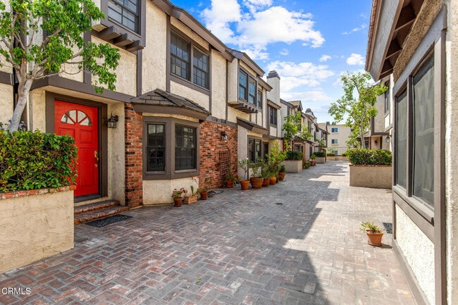 Building Photo - 11940 Weddington St Unit 19