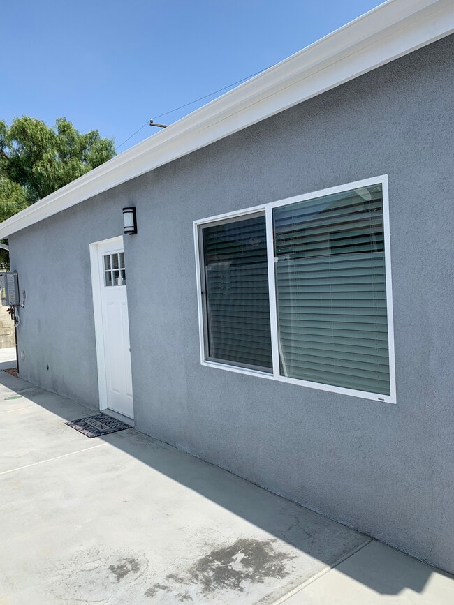 Front of apartment - 3932 Walgrove Ave Unit 3932 Walgrove Ave A