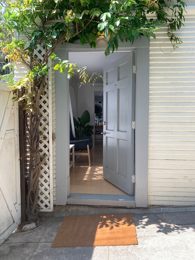 Fully furnished apartment! - 2625 3rd St Unit 1/2