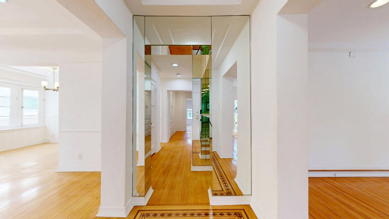 3D Tour - 202 S Arnaz Dr