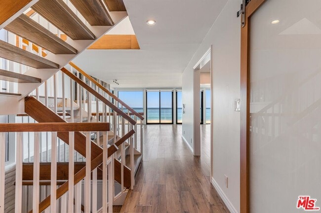 Photo - 2308 The Strand