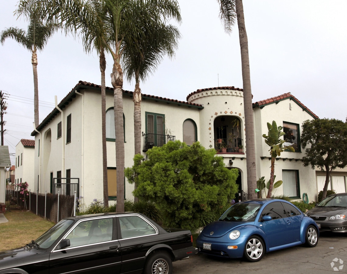 Primary Photo - 233 Newport Ave