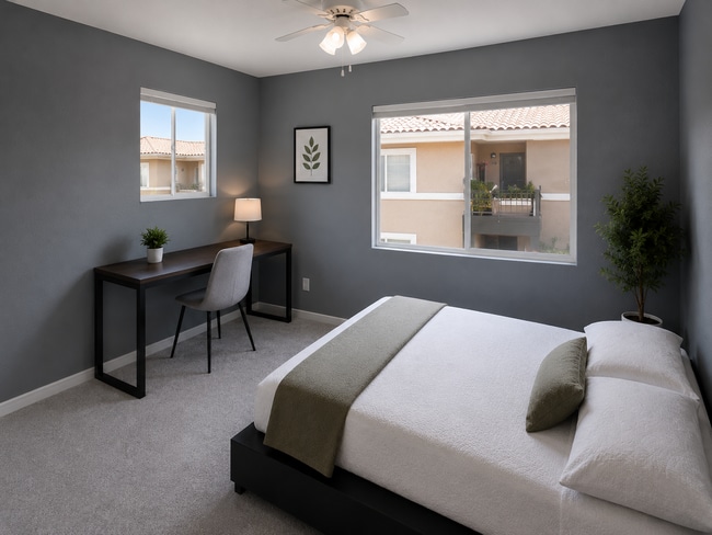 Private bedroom - 7565 Charmant Dr Unit Verano - La Jolla Colony