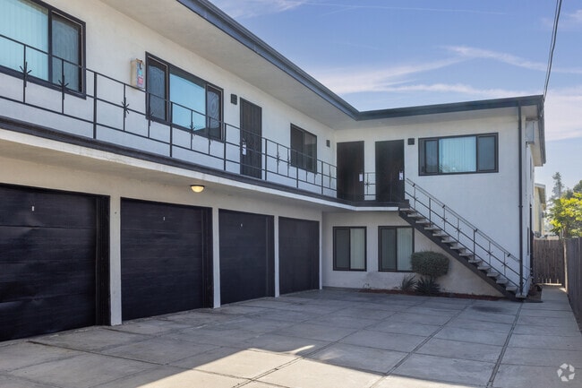 Courtyard - 2828 E 6th St