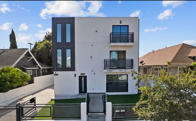 Photo - 1112 W 40th Pl