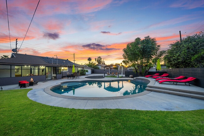 Photo - 22349 Vanowen St