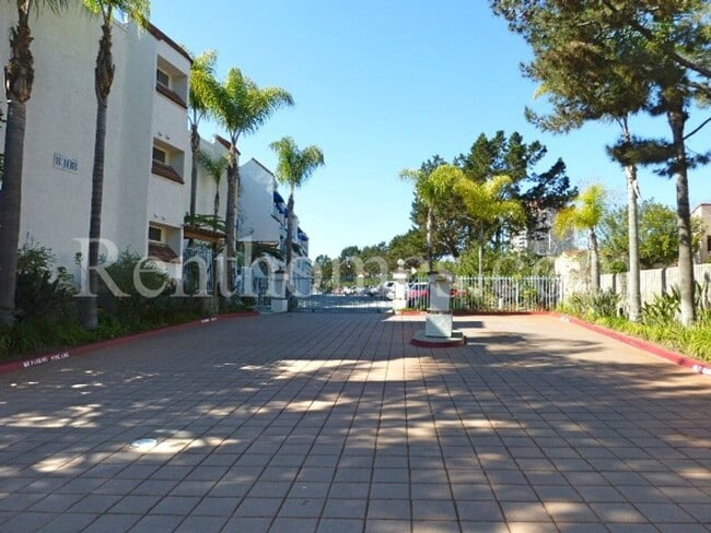 Building Photo - 8308 Regents Rd Unit 3-O