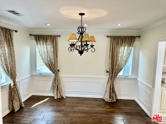 Photo - 128 S Swall Dr