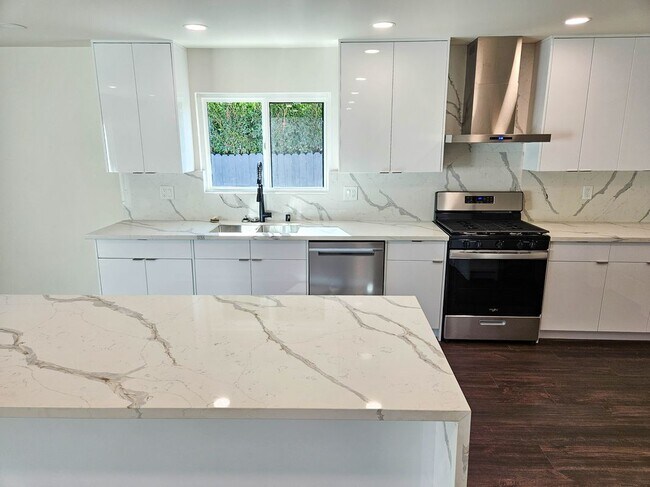 Photo - 12948 Lull St