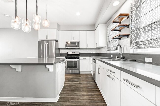 Building Photo - 6331 Pacific Wy