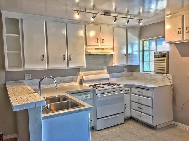 Building Photo - 18530 Hatteras St Unit 339