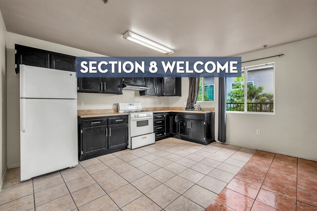 Building Photo - 5231 Huntington Dr N Unit 4