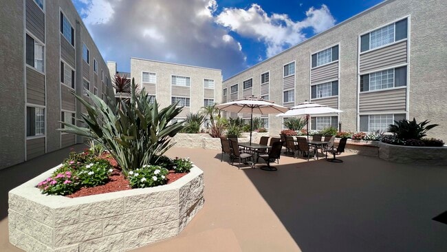 COURTYARD - Belmont Place - Senior Community Unit 130
