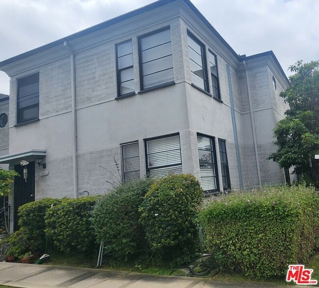 Building Photo - 1338 S Dunsmuir Ave