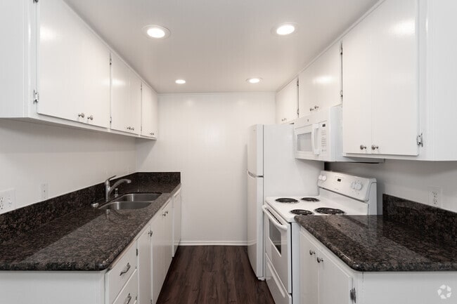 1BR, 1BA - 680SF Kitchen - Sandpiper Apartments