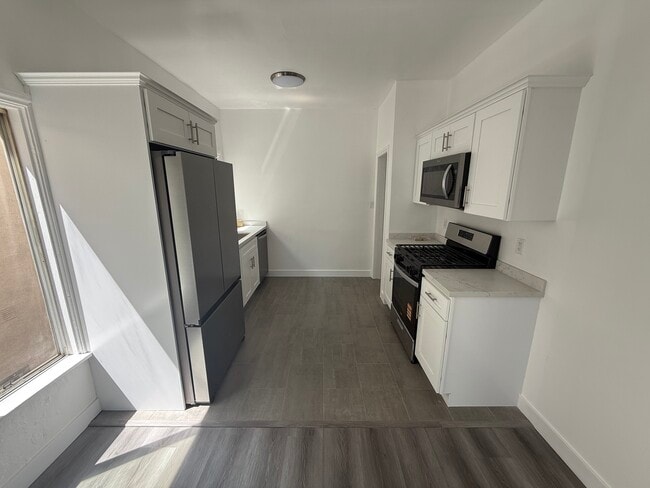 Kitchen - 1352 S Burnside Ave Unit 7