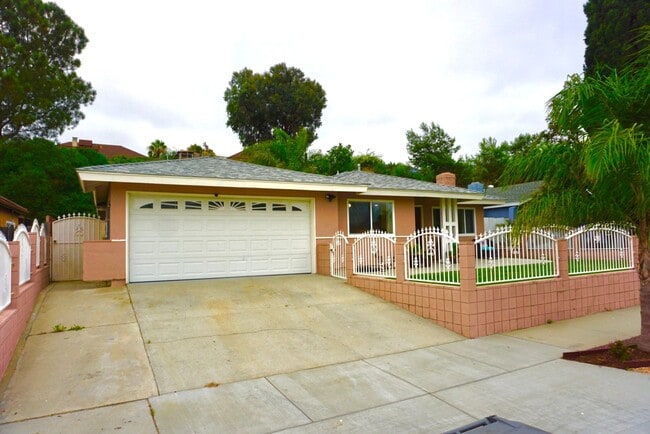 Quaint Four Bed/ Two Bath in Oceanside - Quaint Four Bed/ Two Bath in Oceanside