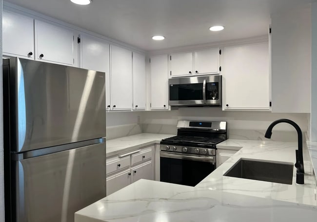 Photo - 15511 Sherman Way Unit 3