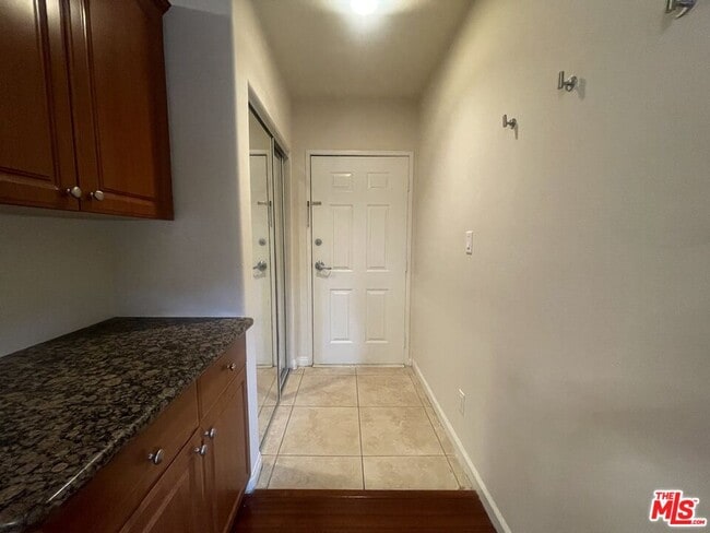 Building Photo - 4921 Kester Ave Unit 8