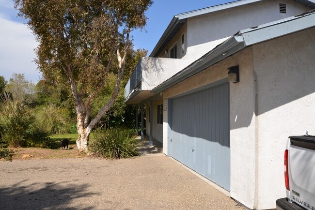 Building Photo - 850 Camino Lindo