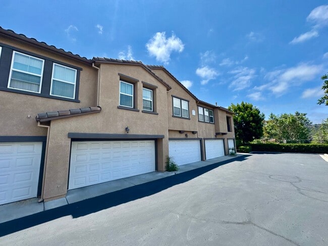 Amazing 2B/2BA w/ Attached 2 Car Garage, W... - Amazing 2B/2BA w/ Attached 2 Car Garage, W... Townhome