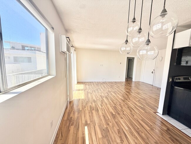 Photo - 960 Larrabee St Condo Unit 312