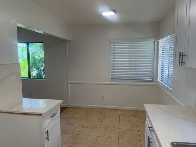 Photo - 6600 Whitsett Ave Unit 01