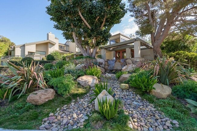 Building Photo - Beautiful townhome in La Jolla!  Three bedrooms plus office/extra bedroom! Available immediately!