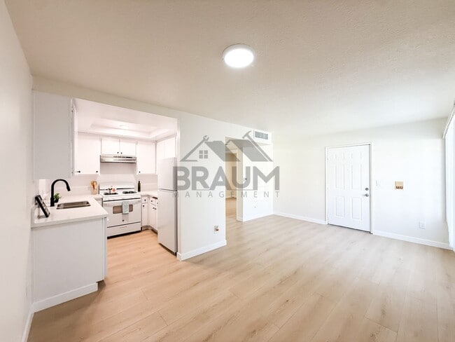 Photo - 5245 Riverton Ave Unit 102