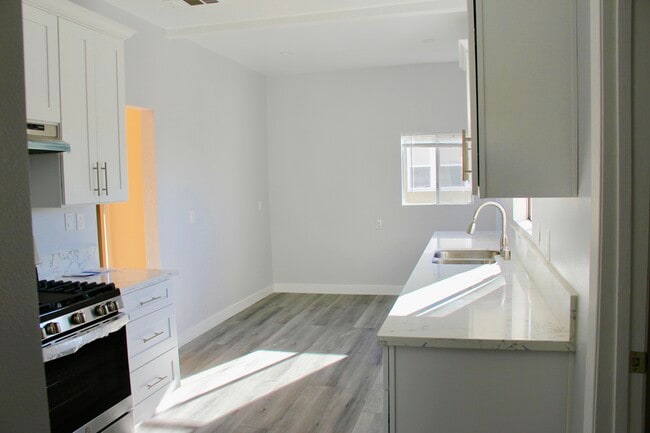 kitchen/ breakfast nook - 1239 S Hudson Ave Unit 1239