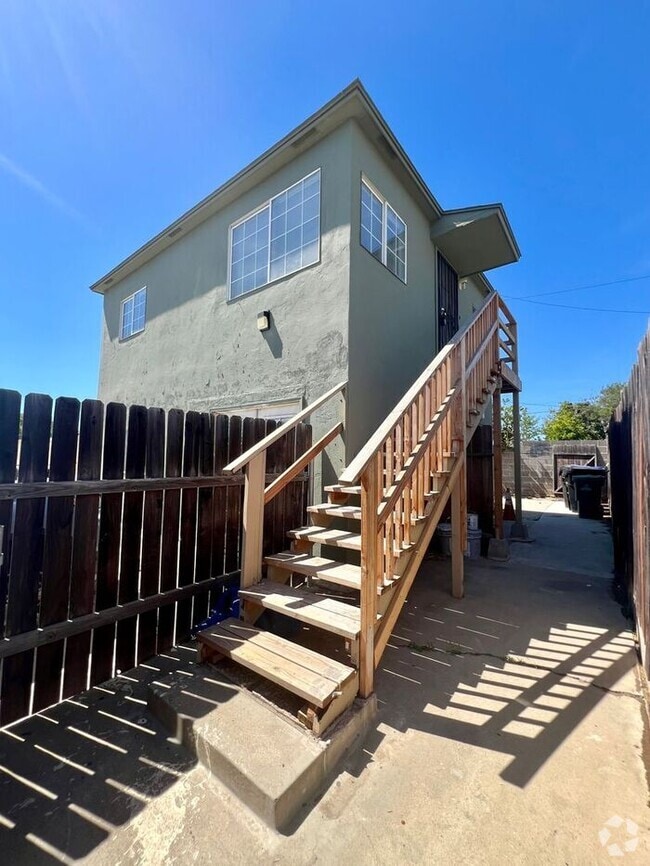 Building Photo - Upgraded 1 Bed / 1 Bath Upstairs Unit in L... Rental