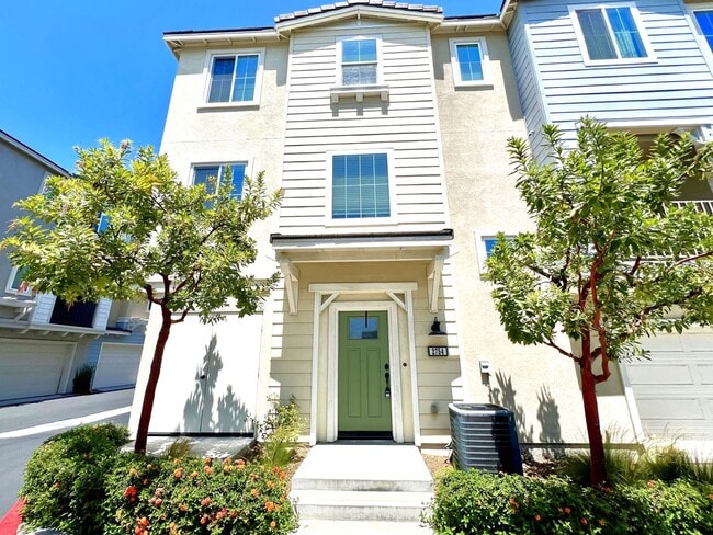 Building Photo - Beautiful 2 Bedroom, 2.5 Baths Townhome in...