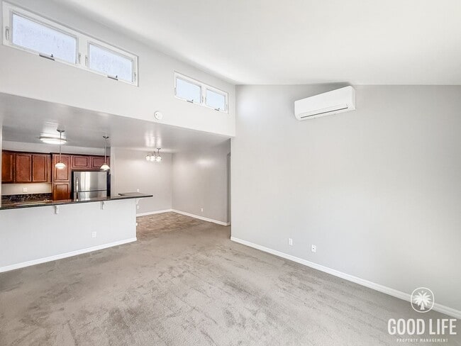 Building Photo - Beautiful 4B/2BA Top Floor Corner Unit 439 Rental