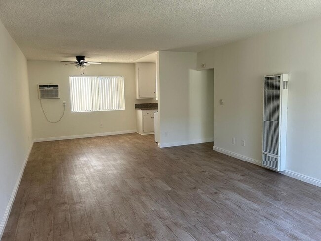 Building Photo - 5130 Yarmouth Ave Unit 25 Rental