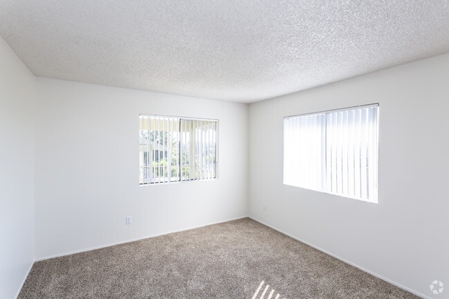 2 BR, 2 BA - 910 SF - Summit Apartments