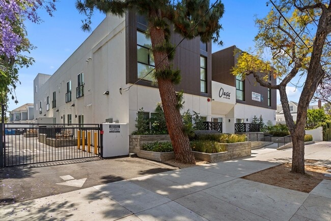 Building Photo - Oasis at the ROW