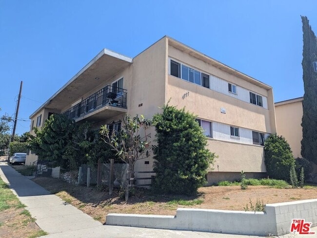 Building Photo - 4777 San Vicente Blvd Rental